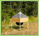Photo d'un piège à mouches à cheval. Ce type de piège est muni d'une petite structure en forme de tente sous laquelle est suspendu un objet en forme de balle noire.