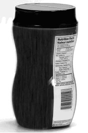 Ce bocal de 450 g de colorant à café est presque de la même taille qu'un bocal de 100 g d'édulcorant artificiel. Cependant, à cause des volumes variables, le tableau de la valeur nutritive occupe plus d'espace sur ce contenant que sur celui de l'édulcorant artificiel.