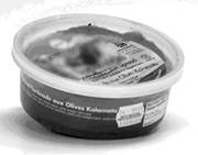 Ce pot cylindrique d'olives est un exemple de récipient en plastique avec une étiquette en papier sur le couvercle.