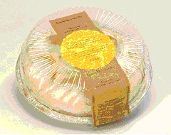 Le couvercle de cet emballage à gâteau a des crêtes prononcées sur lesquelles il est impossible d'apposer une étiquette ou d'imprimer des renseignements.