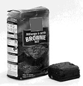 Cet emballage de préparation pour carrés au chocolat (brownies) en poudre est un exemple d'aliment à préparer. Description ci-dessous.