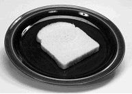 Image d'une tranche de pain dans une assiette.