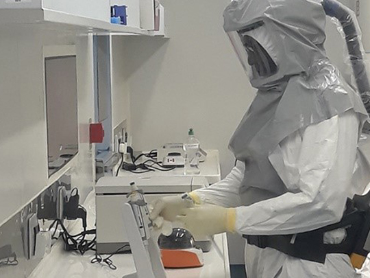 Personnel travaillant sur des échantillons de la COVID-19 au laboratoire modulaire de Pong-Tamale, au Ghana (2020).