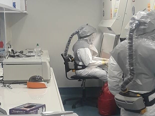 Personnel travaillant sur des échantillons de la COVID-19 au laboratoire modulaire de Pong-Tamale, au Ghana (2020).