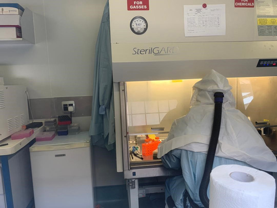 Personnel travaillant sur des échantillons de la COVID-19 au laboratoire modulaire d'Accra, au Ghana (2020).