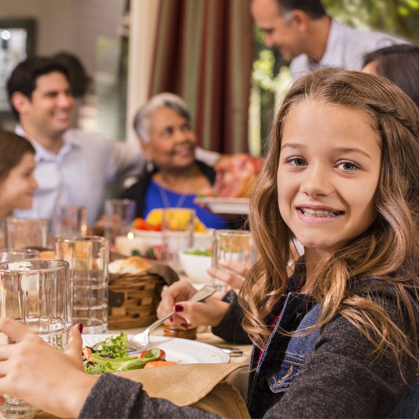 une famille en train de dîner