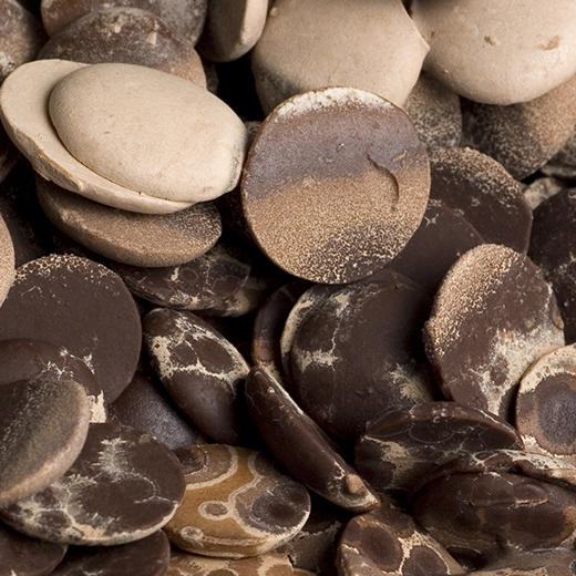 une couche blanche floue sur chocolat