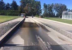 Une photo d'une voie d'accès pour autos.